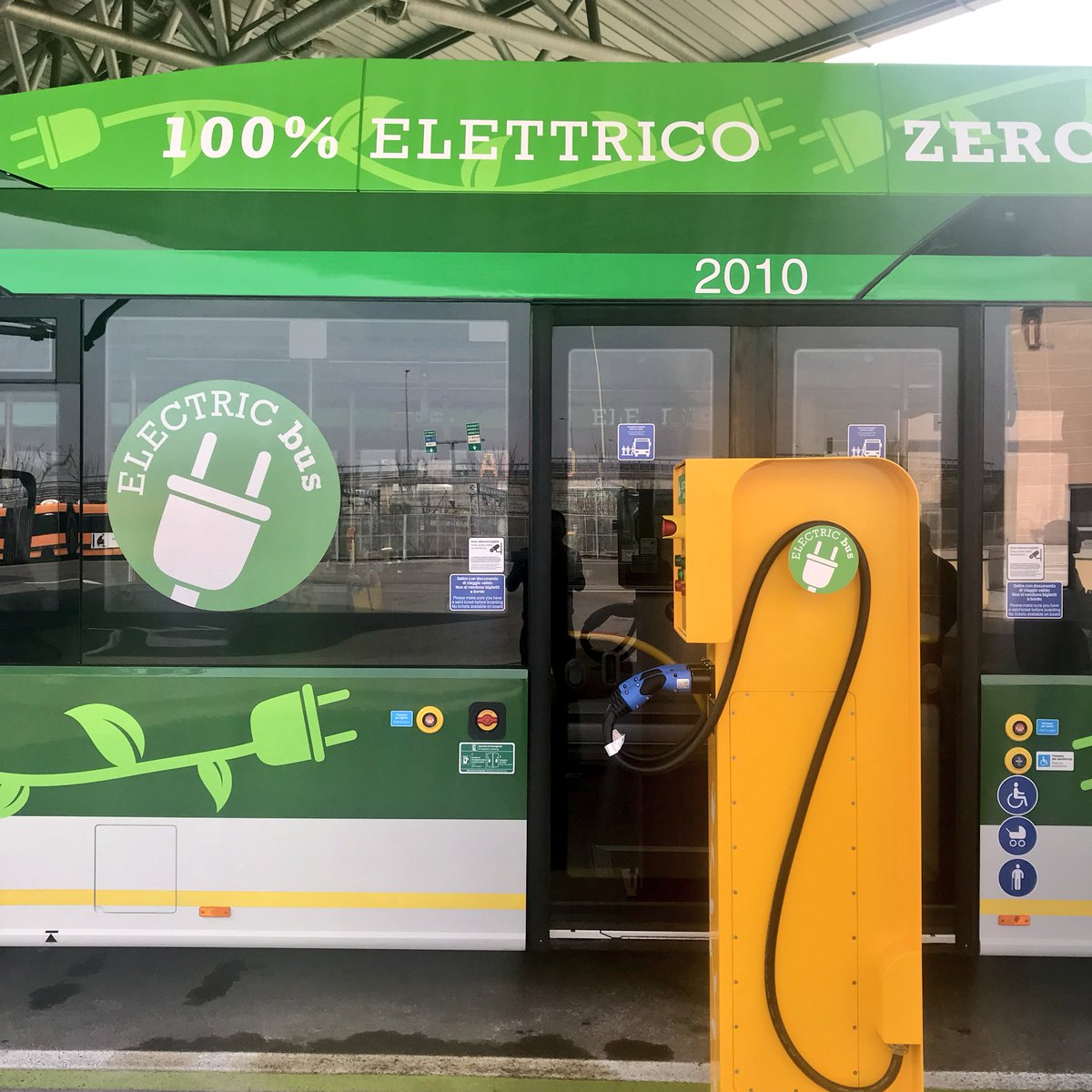 atm_informa's tweet photo. 🚌 Oggi è entrato in servizio il primo sulla linea 84. Entro metà aprile ne saranno consegnati 10 e a fine anno altri 15. Sono i primi nuovi bus che inaugurano la nuova filosofia del trasporto pubblico milanese: benvenuto elettrico, #addiodiesel ⚡️ https://t.co/C9z3LVPjaC