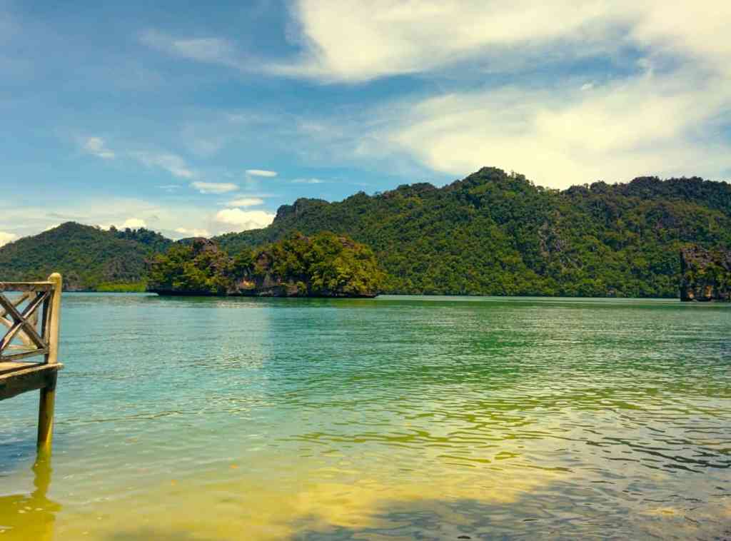 UnboundOutbound's tweet photo. Soak into the perfect #beauty and serenity of #Langkawi-  the pretty island off the mainland of #Malayasia

https://t.co/N2a6FdvlT0

#travelblog
#travelbloggers
#TravelTuesday
#travelling
#beach
#malayasiatourism
#holidays
#travel https://t.co/msCksKvWpT