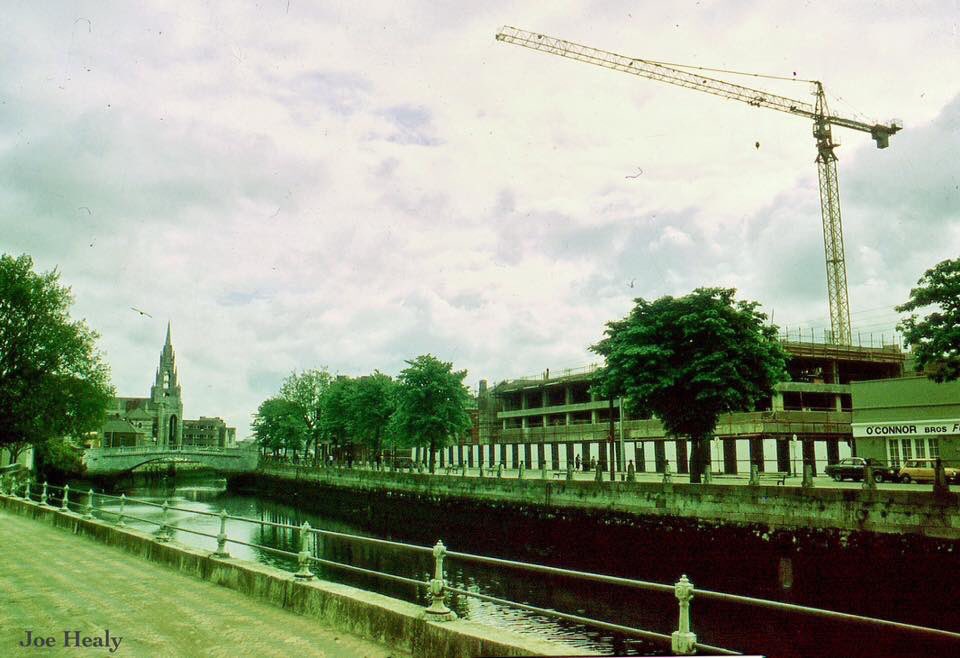 torban69's tweet image. As it’s about to disappear into history, an interesting pic (via Joe Healy) of government buildings, Sullivan’s Quay under construction back in 1981 and the current demolition from last week. #NotMadeToLast