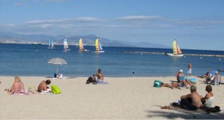 Summer 2018 kick off ! First sun lovers been spotted at Plage the Salvis Beach facing the clear blue ocean in Antibes / French Riviera