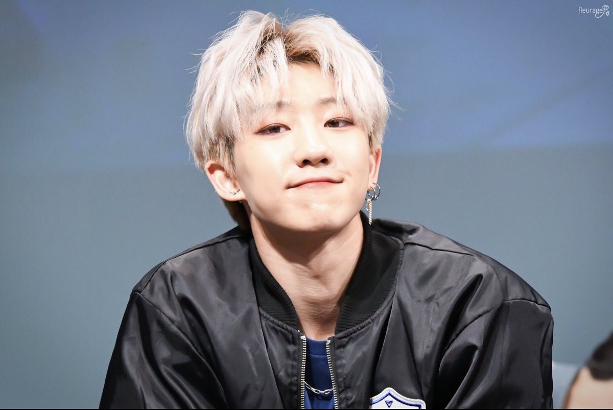 ツキ 塾講師アルバイト初めて 今年高３になる新しい子がくるからそのこよろしくって塾長に頼まれるんだけど大予想外すぎて固まっちゃったじゃん え あの子なの あのこ あの子なんですね は はあ