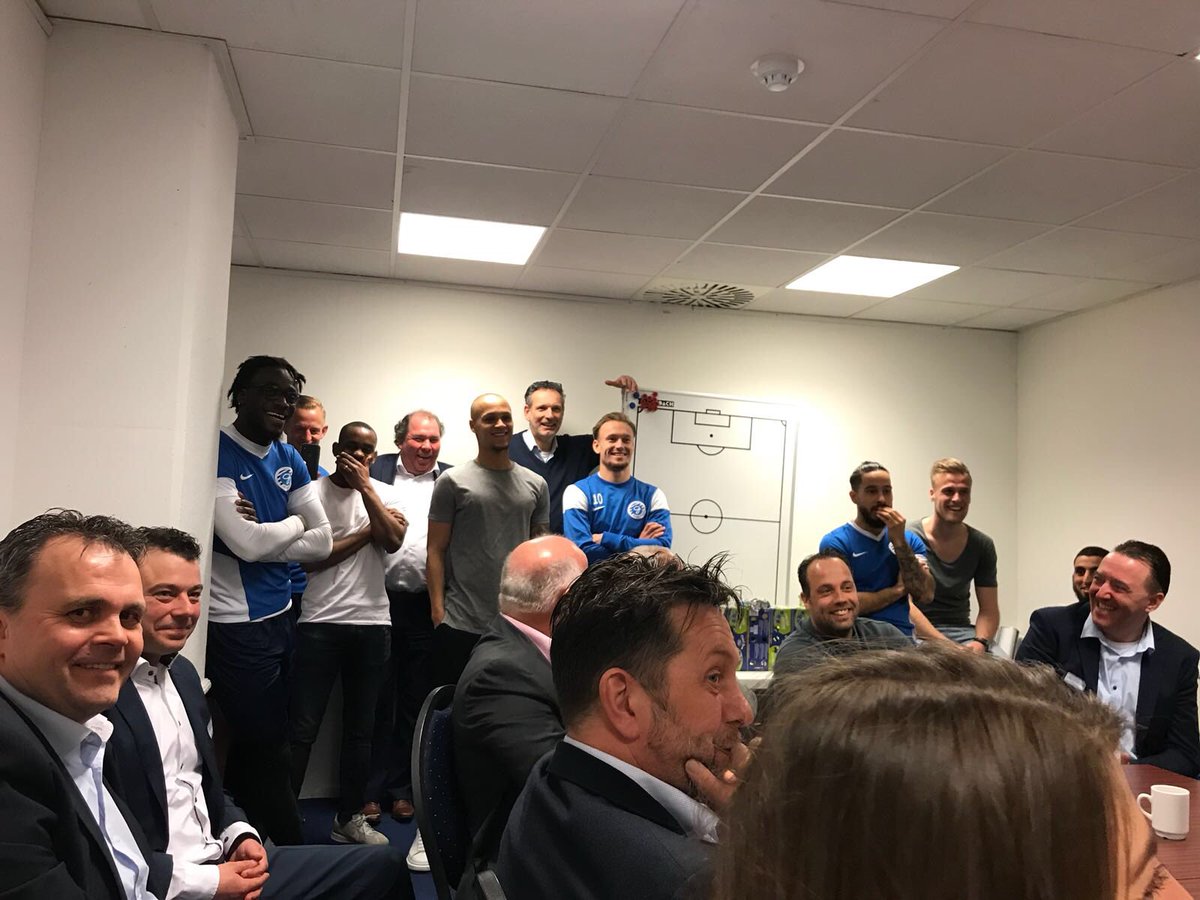 De aanwezige Business Club leden op het Meeting Lunch Hour krijgen een kijkje in de keuken door Team Manager Carlo Monasso 👈
De selectie is ook nieuwsgierig en luisteren aandachtig mee 🗣