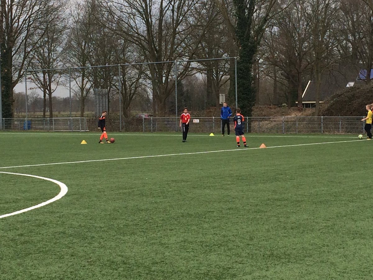 Eerste training voor het schoolvoetbal.... We hebben er zin in!