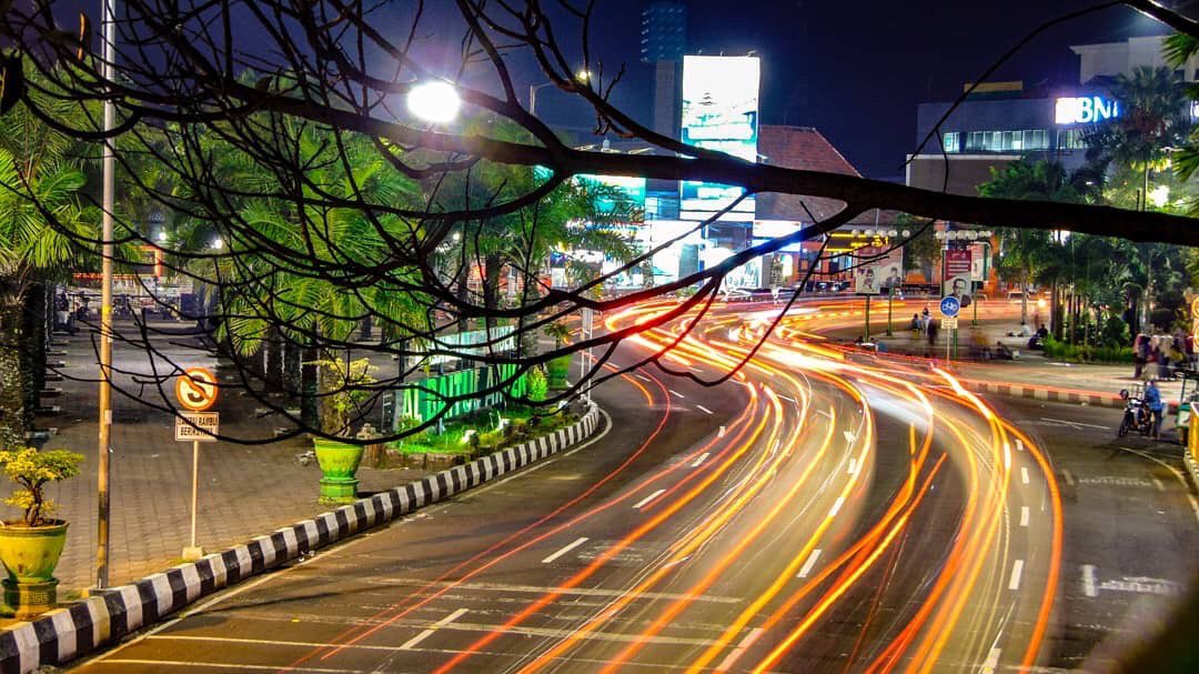 “Kamu tau siapa orang yang paling istimewa saat ini? dia adalah kata pertama di pertanyaan ini 😜.
📸 Amazing Photo taken by <a href="/moch/">moch nur wahyudin</a>.jonny .
📍Location : Alun Alun .
#GombalMimin #InspirasiJember #BetterJember #AlunAlunJember