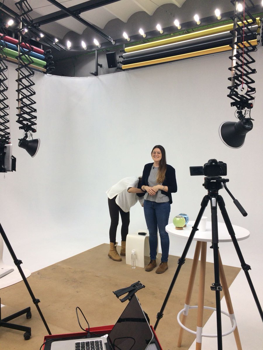 homuork's tweet photo. 🎥 Rodando el nuevo curso de #MindfulEating junto a @clararoselldr y @monicamindful, de @Atreveteacomer. Esto tiene muy buena pinta #mooc #elearning https://t.co/deqFV4msIf https://t.co/r3he4LgMFv