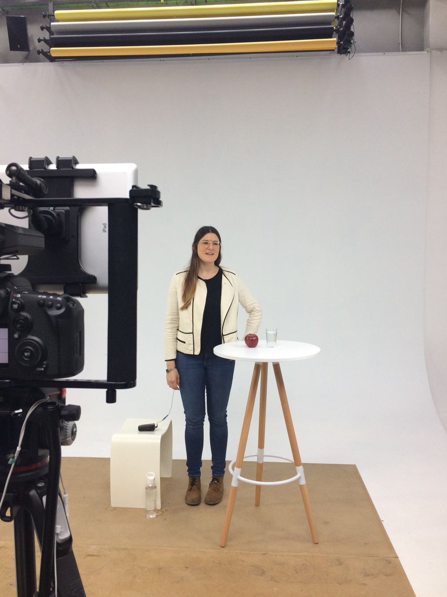homuork's tweet photo. 🎥 Rodando el nuevo curso de #MindfulEating junto a @clararoselldr y @monicamindful, de @Atreveteacomer. Esto tiene muy buena pinta #mooc #elearning https://t.co/deqFV4msIf https://t.co/r3he4LgMFv