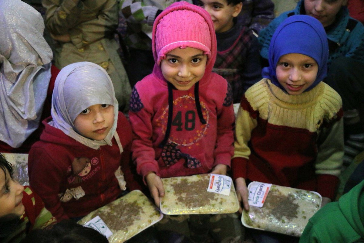 SyriaCharity's tweet photo. La distribution de vos dons continuent dans la #Ghouta ! Leur survie en dépend... https://t.co/oe8Jlask1R https://t.co/KbJB6eFL5Q