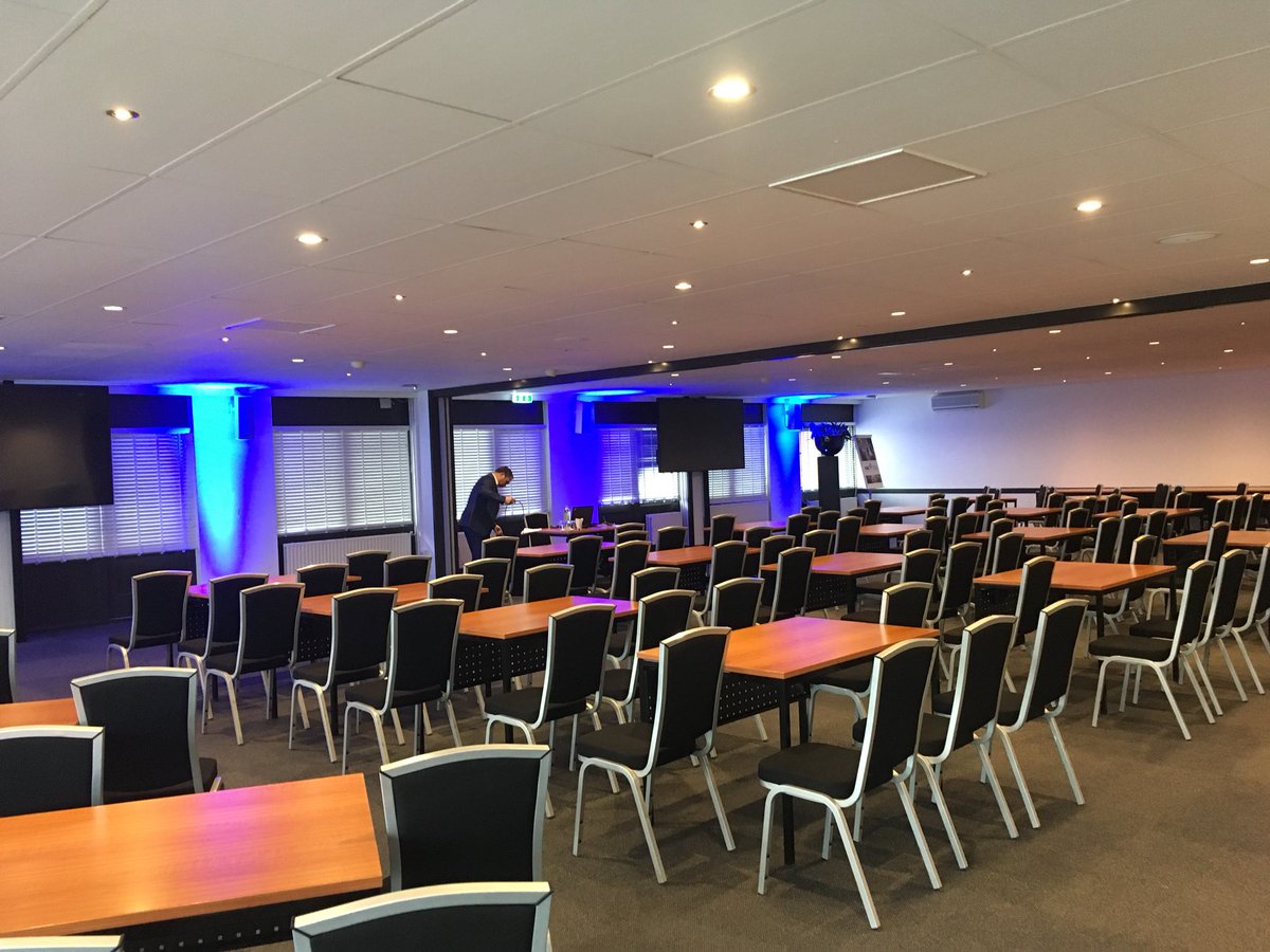 danielle_evers's tweet photo. Nu is de zaal nog leeg. Om 15.00 starten we met de landelijke SA dag van BDO en is de zaal gevuld met 125 Salarisadministrateurs!! https://t.co/y0W2ShvpCz
