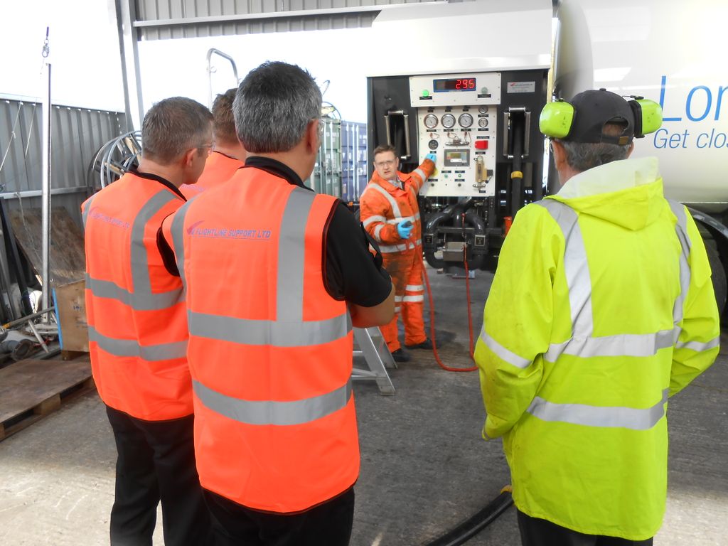 FlightlineFSLUK's tweet photo. Training news update!!
Not long now until the next BTEC Level 3 Award in Aviation Fuel Storage and Handling Operations course. This stage designed for learners who want to gain knowledge and understanding in the safe and efficient delivery of ‘on specification’ fuels. #Training https://t.co/xUzjFlvmTu