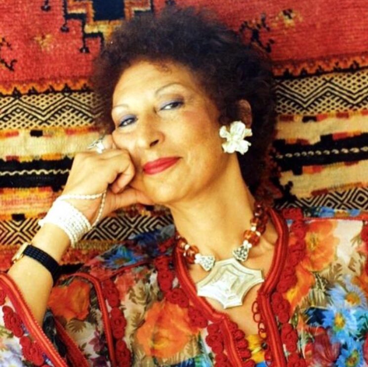 Fatema Mernissi (1940-2015) sociologue, écrivaine et féministe marocaine. Auteure de « Le harem politique », « Les sultanes oubliées » ou encore « Islam et démocratie ». Elle est considérée comme la fondatrice du féminisme musulman.