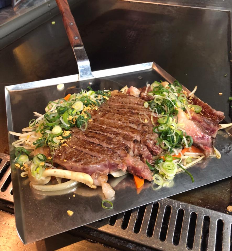すずきたかし Twitter Da 神奈川県川崎市中原区武蔵新城にある鉄板酒房 のむら食堂さん 元女優の邑野みあ さんが看板娘の京都お好み焼き屋さんです 写真はべた焼き 近江牛ステーキ 九条ネギの一本焼きとみあさんです おすすめのお店です