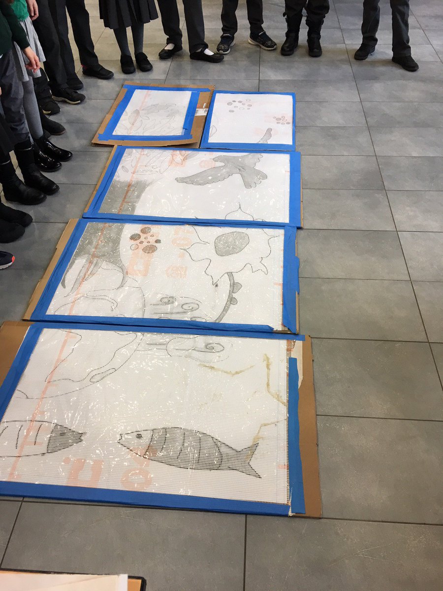 Classes9emeiil's tweet photo. Pour la première fois, nous faisons une vraie mosaïque et nous voilà prêts pour réaliser un "dessin en pierres" !
Nous espérons avoir bien mémorisé les consignes de Katleen ... https://t.co/aG2kHmi6h5