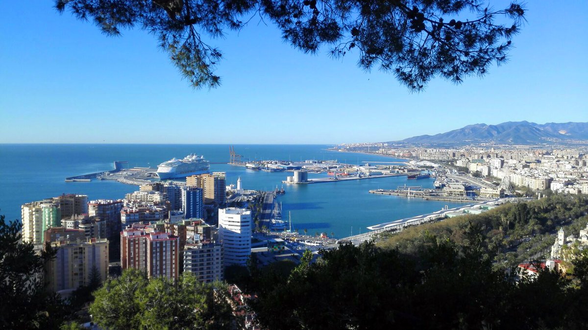 turismodemalaga's tweet photo. Vista desde Gibralfaro. 
Atracado en el puerto el Symphony of the seas ⚓ #SymphonyEnMalaga https://t.co/XaVQ4ScBCf