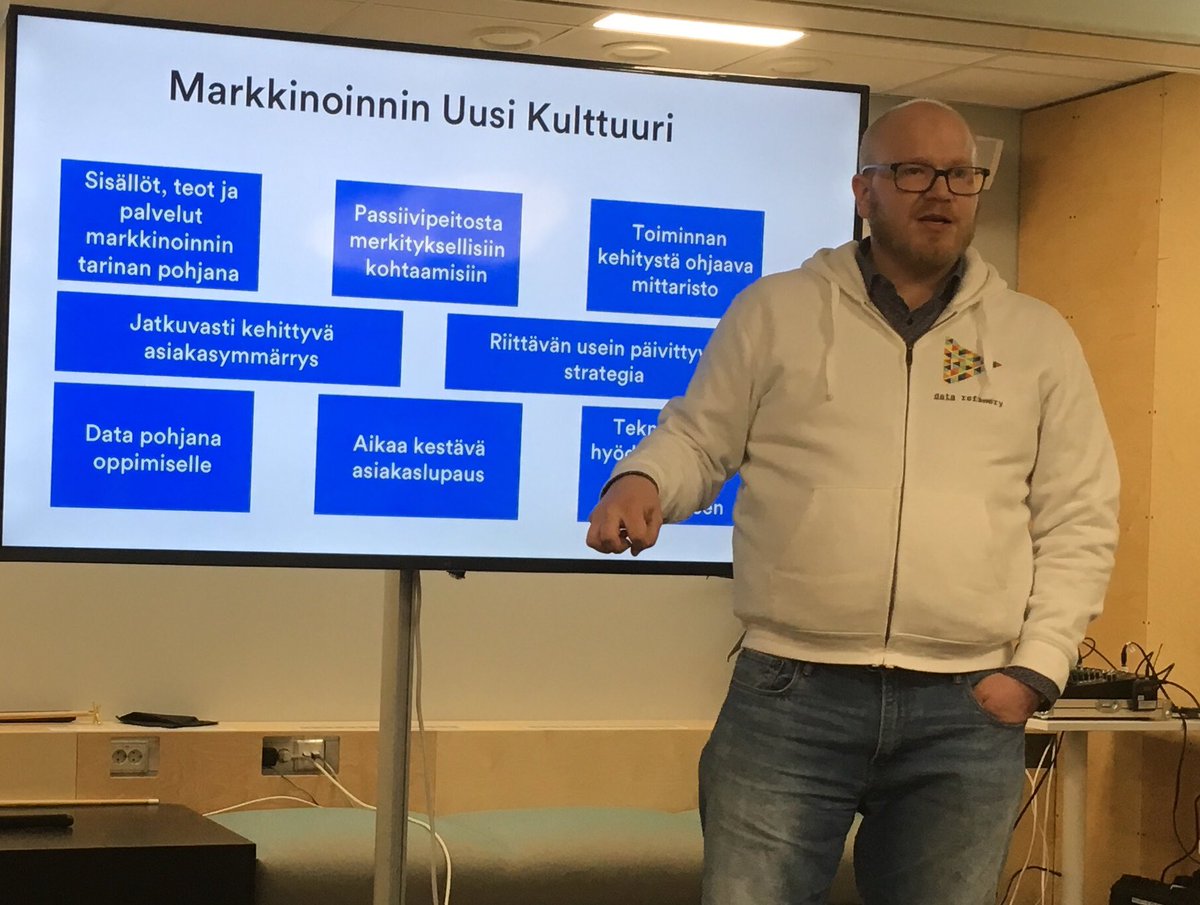 ReijaL_ng's tweet photo. Nyt matkalla #lean markkinoinnin ytimeen #flow rules @DigitalistGroup stagella round table isäntänä itse @juhojokinen @dingletweet ja tupa täynnä markkinointijengiä eri tahoilta. https://t.co/KurX6rnBIi