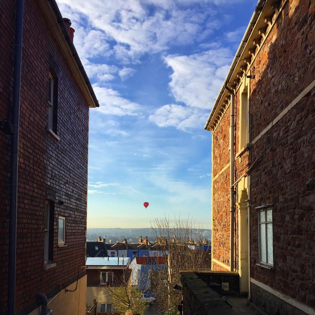 Spring is here which means lots more sights like this in the mornings 🌤🎈 📸: @mamatravelsearth #VisitBristol instagram.com/visitbristol/