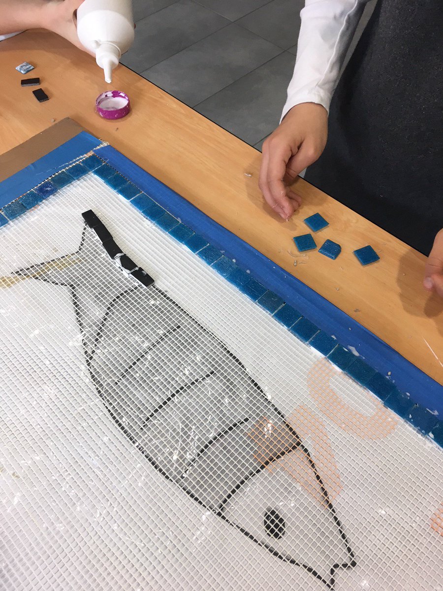 Classes9emeiil's tweet photo. On était très contents de commencer ce nouveau projet. On était en petits groupes avec des élèves de Year4. Une seule personne par table coupait les tesselles.
Pour nous, c'était une nouvelle expérience et un projet collaboratif. https://t.co/qmFZlpNr2j