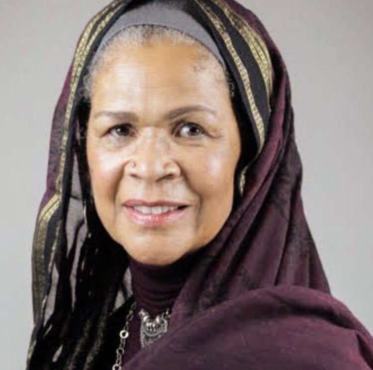 Amina Wadud (@aminawadud ), professeure émérite en sciences islamiques à l’université du Commonwealth de Virginie. Elle défend notamment l’imamat féminin