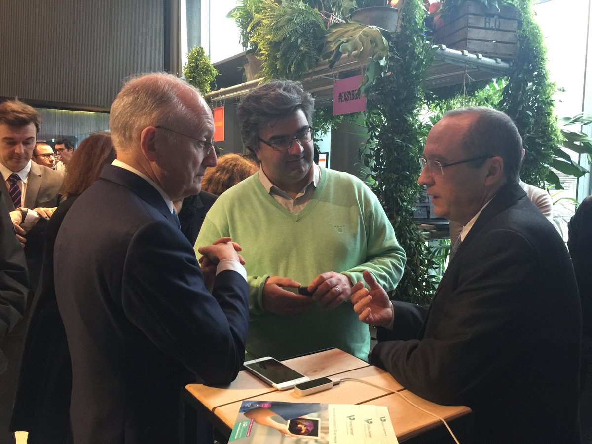 Visible Patient est au Lab Postal pour présenter notre application avec notre partenaire la Poste esanté. Philippe Wahl, le PDG du groupe, a testé tous nos modes de visualisation 3D: smartphone, tablette, écran 3D Alioscopy et même la réalité augmentée. Il a beaucoup apprécié.