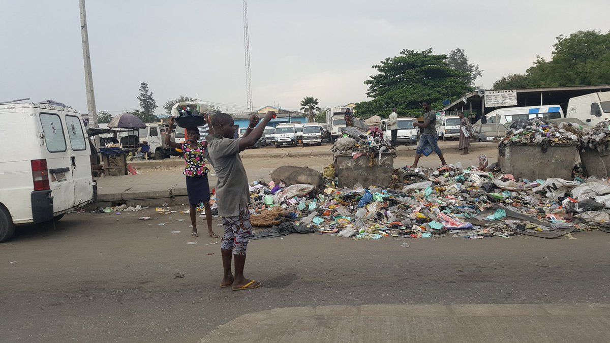 nenesky10's tweet photo. @AkinwunmiAmbode @Gidi_Traffic U know it's become an epidemic when pigs come out to eat on the expressway. This is Mile 2. Dear Governor, I think it's time to restrategize and I trust u will do d needful. https://t.co/6JNk3gEDTt