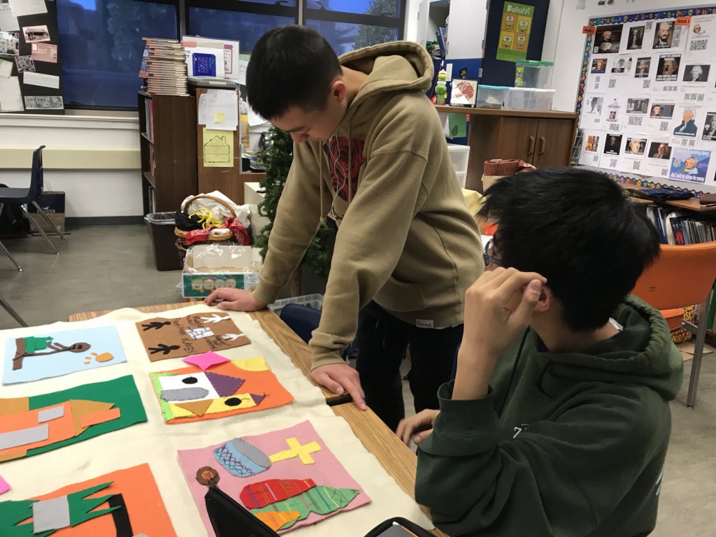 HistoryFrog's tweet image. Story Quilt Gallery Walk. So great talking to my Ss about what they learned about #ThomasJefferson’s enslaved people. Thx Ss for giving Joseph Fossett, Harriet Hemings &amp;amp; others a voice! #FAcollab @FirstAveMS