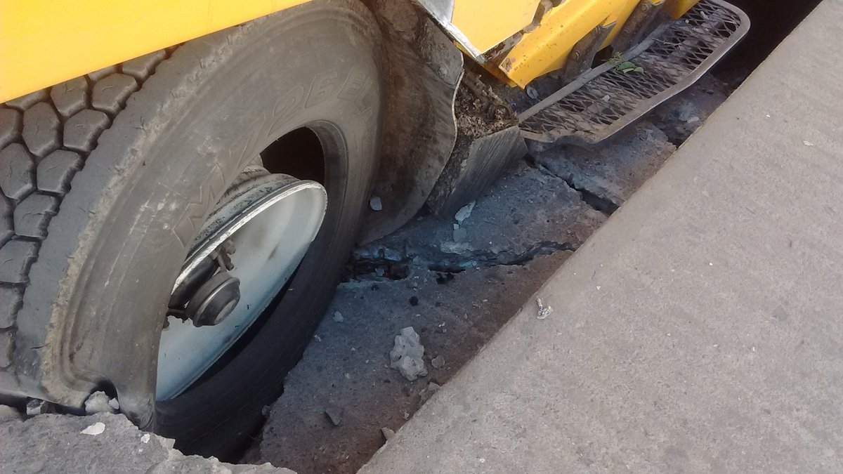 Personal de <a href="/ProtCivilSLP/">Protección Civil Municipal SLP</a> inspecciona zona de hundimiento en la calle De Lourdes y Comanjilla. Al paso de camión recolector se presentó el hundimiento. No sé registran lesionados.