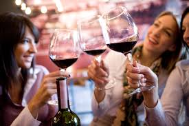 ¿Cómo acercarías el vino a los jóvenes? El mundo del vino quiere dirigirse a ellos. Vía <a href="/sevinet/">Leonardo</a> ow.ly/cNl630jbv6y