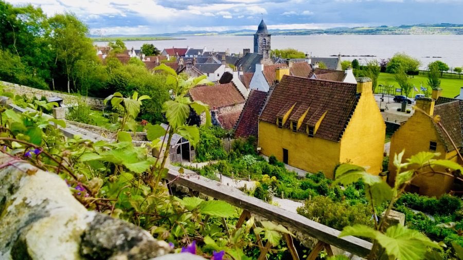 AnneGavin2's tweet photo. Another “Outlandish Locations” post @OutlanderCast today with a deep dive into the history of Culross a.k.a. Crainsmuir.  Catch the history bug! https://t.co/sy7BbiDdfZ https://t.co/yRBTFHjmQT