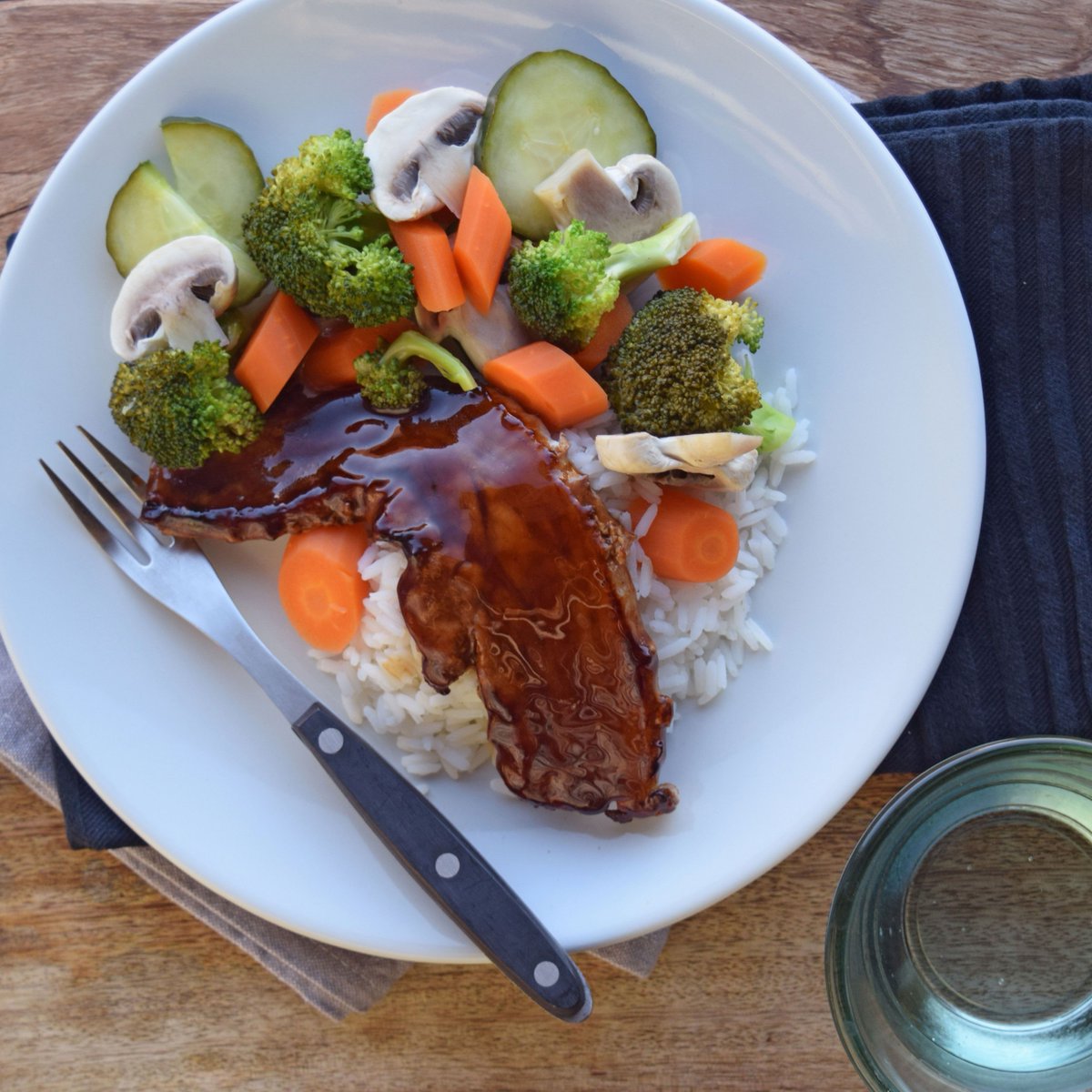 Probeer eens deze speklap met teriyakisaus, zoetzure groente en rijst. Een heerlijke en vernieuwende combinatie! 🥦