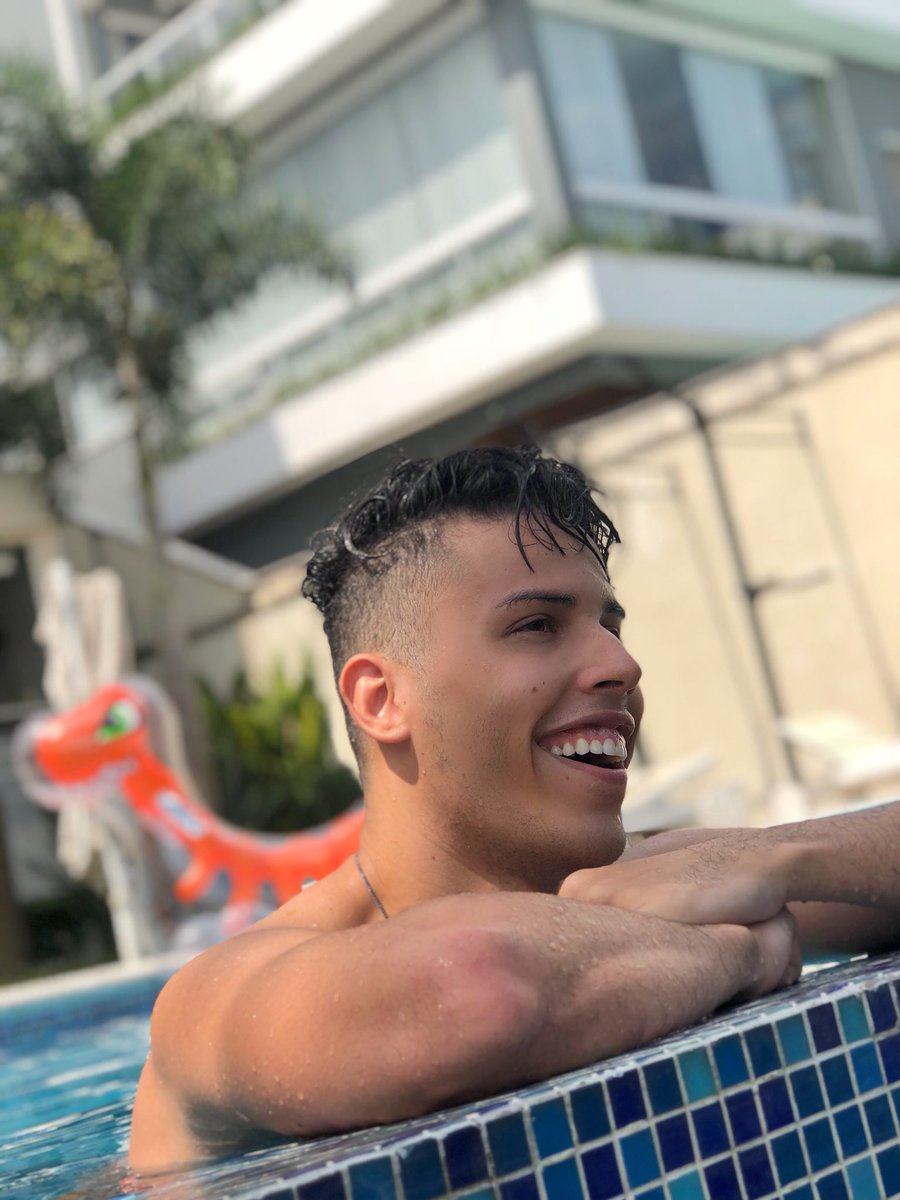 watsonalves's tweet photo. Quando vc faz xixi na piscina e a inimiga se afoga https://t.co/6Y4TA12PaP