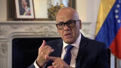 0ctubr3r0j02012's tweet photo. Jorge Rodríguez continúa difundiendo la verdad de Venezuela, cara a cara. Ahora le tocó al medio antibolivariano de origen inglés BBC, escuchar y publicar nuestra VERDAD. ¡LEA LA ENTREVISTA! #N3327mar #Venezuela https://t.co/2Po1kDh850 https://t.co/KMxETuaMEF
