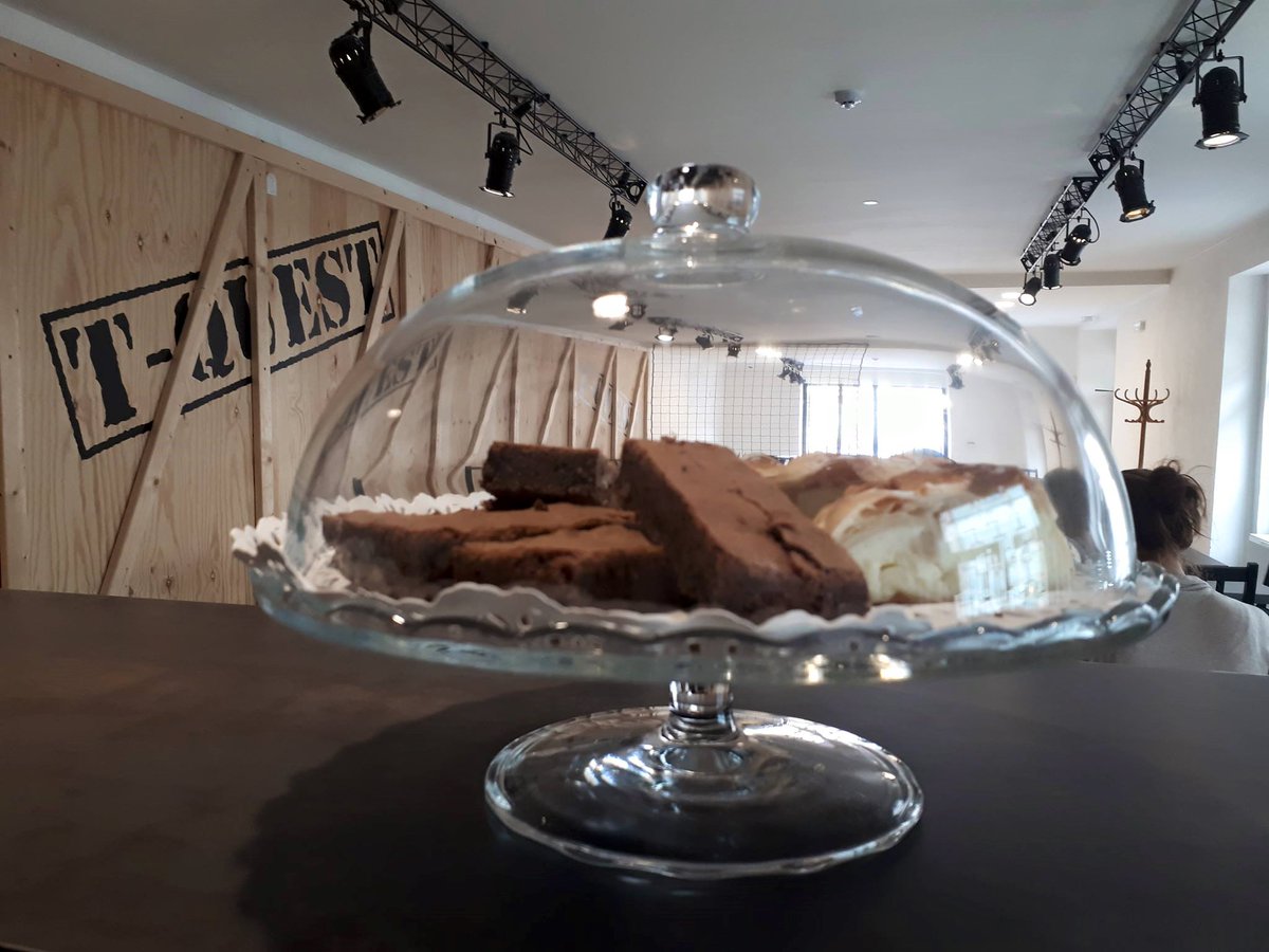 TQuestCZ's tweet photo. Na Velikonoční pondělí budeme mít zavřeno, tak rychle pojďte na teď už  vyhlášený hruškový koláč z lineckého těsta nebo suverénně nejlepší  tiramisu ve Strašnicích 😍 A pokud by se Vám tiramisu za 79,- zdálo drahé, vezměte kamarádku a dvě lžičky, protože je ho taky pořádný kus🤔 https://t.co/IrJVmxSv9t