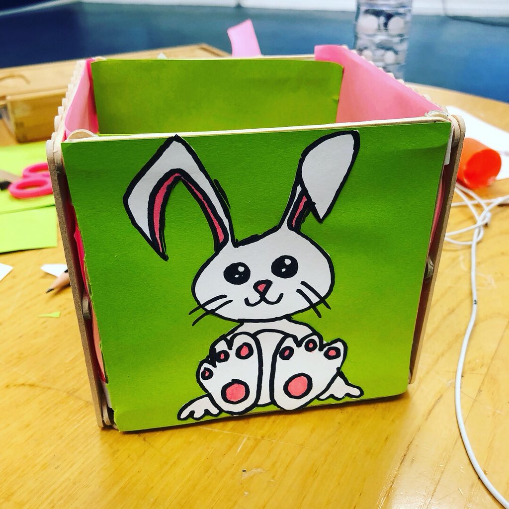 CoolitArt's tweet image. Here’s our example for our Easter Basket session this afternoon - pre-attaching the handle but still with a fluffy tail! #EasterSession #EasterBasket #GreatArt #mygreatart #papercraft #lollysticks #construction #🐰#freeartclass #creativityforall