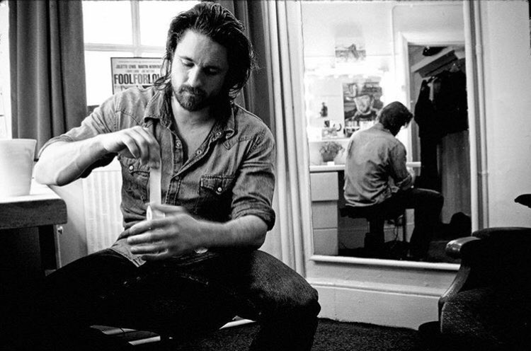 HendersonSource's tweet image. 🎭 | #WorldTheatreDay 

❝When I’m on stage and I feel like the audience are having a good time, it’s the greatest feeling in the world.❞

📷: Martin Henderson as Eddie in the play “Fool for Love” London, 2006.