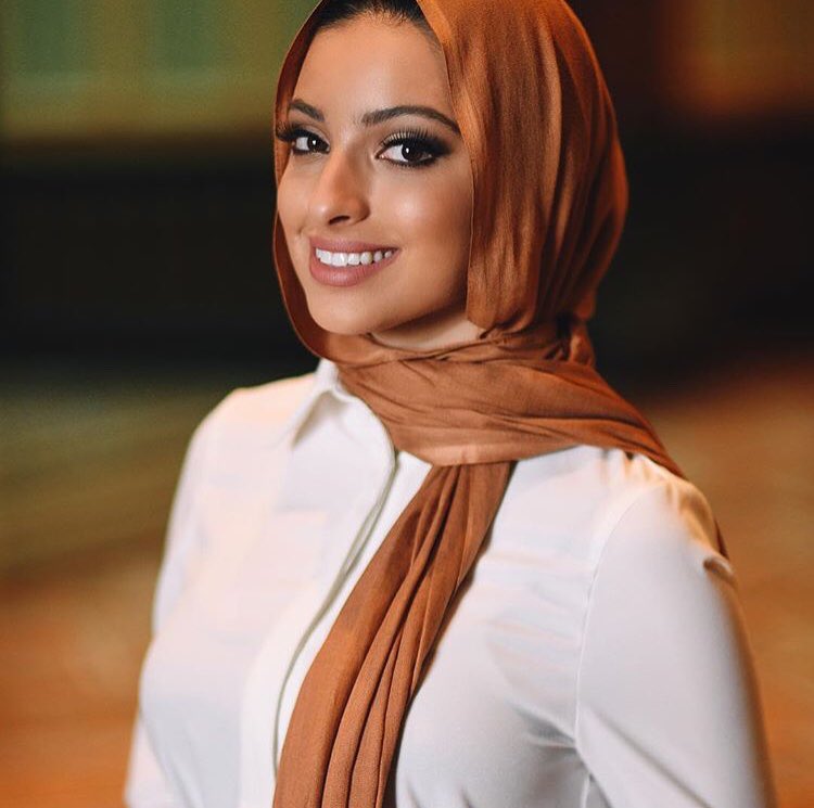 Noor Tagouri ( @NTagouri ), journaliste, militante et modèle américaine. Elle combat les stéréotypes et milite pour une société multiculturelle. Elle rêve de devenir la première présentatrice TV voilée aux États-Unis