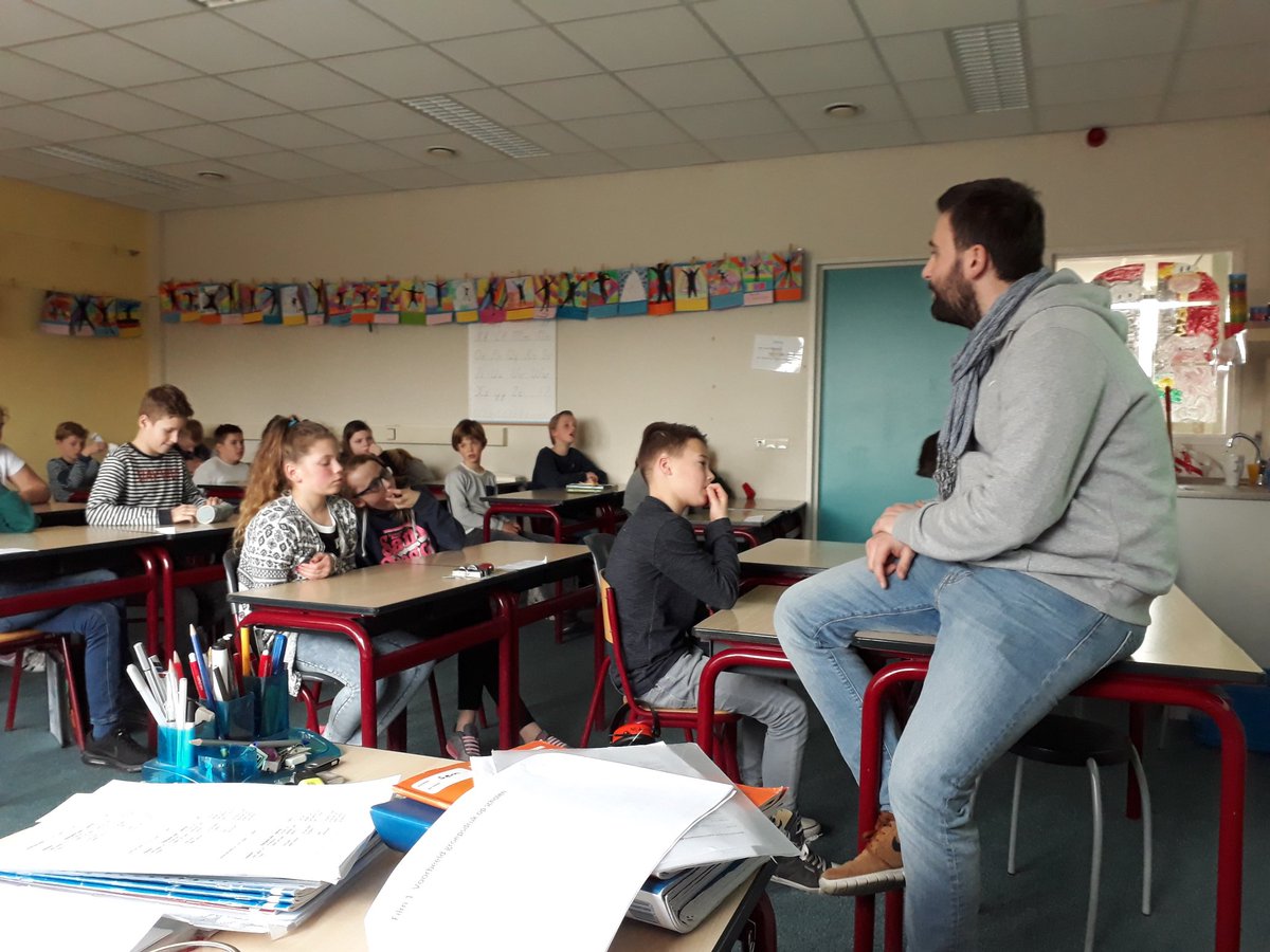 Vandaag bezocht ik samen met @WijkagDelfgauw en <a href="/Marko_Stanic/">Jongerenwerker Marko</a> groep 8A van basisschool Het Spectrum in Delfgauw. Jasper had de meeste quizvragen goed en won een mooie prijs. Ook hebben we gepraat over groepsdruk.