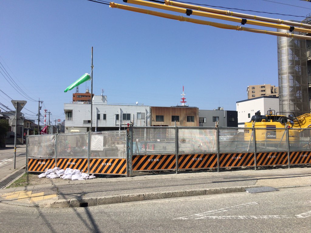 金沢まちゲーション 金沢駅西の動き オッペン化粧品の金沢支店は解体され広大な更地に 一部 駅西50m道路沿いに面する土地 こちらの跡地も気になります 金沢 Kanazawa