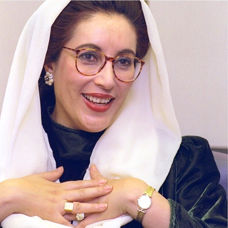 Benazir Bhutto (1953-2007), dirigeante du Parti du Peuple Pakistanais (1984-2007), ancienne Première Ministre du Pakistan (1988-1990) et (1993-1996), première femme dirigeante d’un pays musulman. Assassinée le 27 décembre 2007, Allah y Rahma