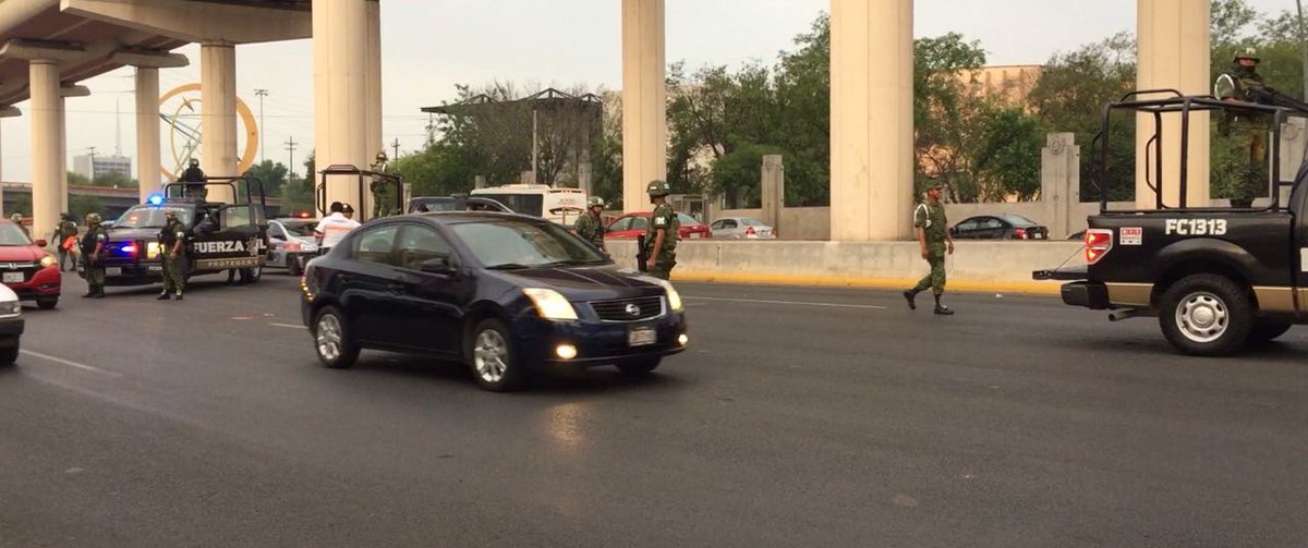 ABCNoticiasMX's tweet photo. #AlMomentoABC Accidente entre motociclista y vehículo provocó el cierre de tres carriles de avenida Universidad, antes de llegar al canalón. Extreme precauciones, autoridades y cuerpos de auxilio en la zona https://t.co/cSD5c8bt8t