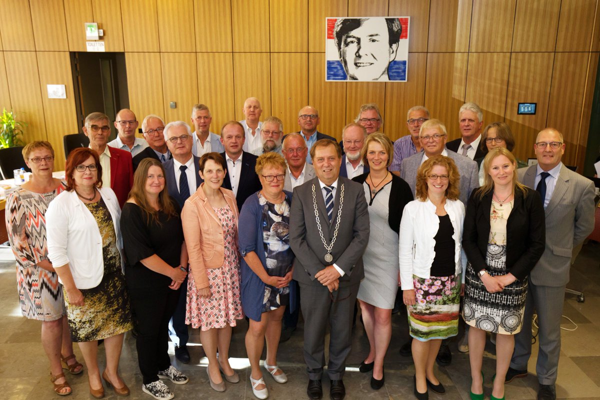 Vanmiddag om 17.00 uur neemt onze raad afscheid en besluit de raad over de toelating van de nieuwe raadsleden. Op donderdag 29 maart 2018 vanaf 19.30 uur vergadert de gemeenteraad in de nieuwe samenstelling voor het eerst. De raadsleden worden dan beëdigd. Iedereen is welkom!