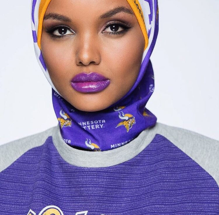 Halima Aden( @Kinglimaa ), mannequin somali-américaine, première participante voilée au concours Miss Minnesota USA. Elle bouscule les clichés sur les femmes musulmanes et lutte contre l’islamophobie