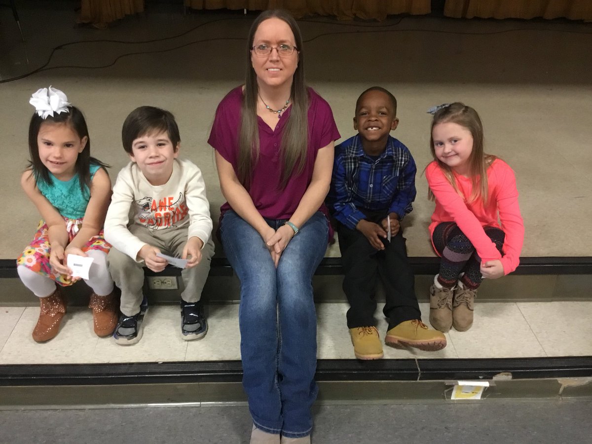 SusanMc1122's tweet photo. A big congrats to @angiechristie5 our 2018-19 Teacher Assistant of the Year! https://t.co/M69uUyaoFZ