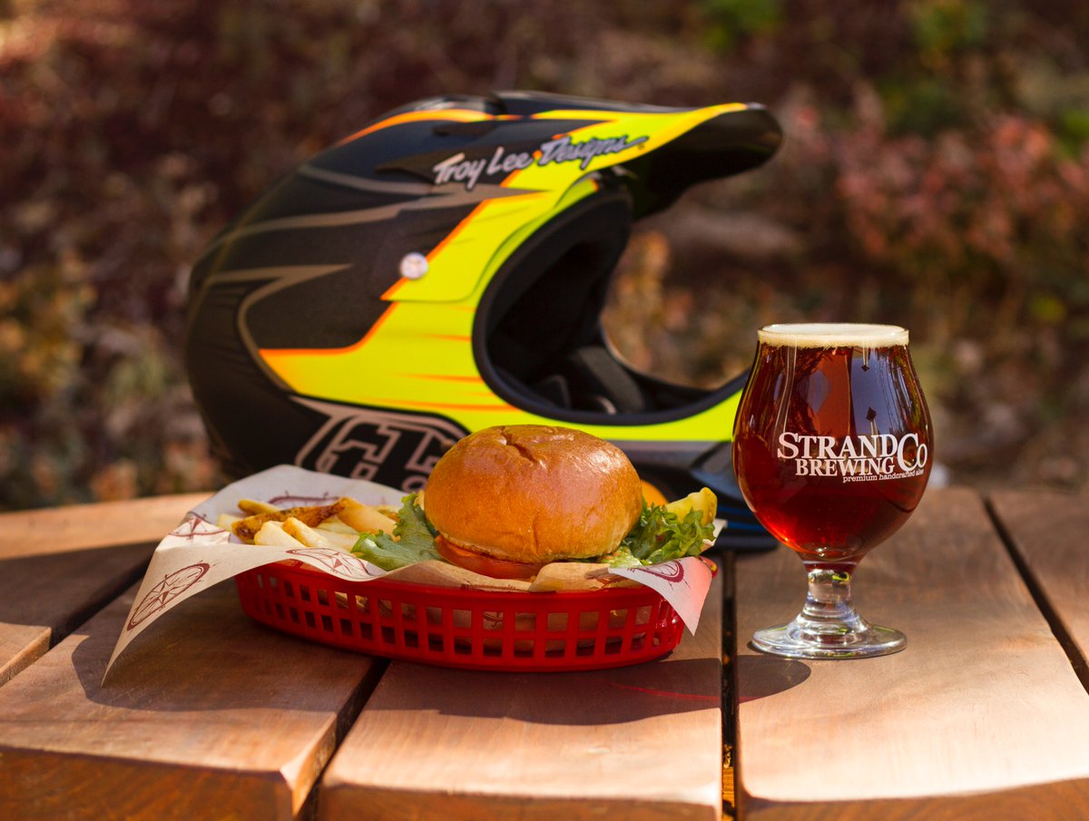 SkyParkSantasVillage tweet media