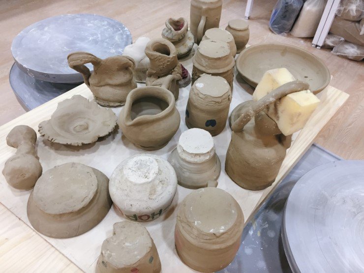 BTS_National's tweet photo. 180327 Gilsang Pottery Workshop Blog posted pictures of ceramics made by #BTS on latest 'Run BTS' EP.46 (https://t.co/drtYVzqtZd) @BTS_twt #방탄소년단 #길상도예공방 https://t.co/jxcmMFSXcF