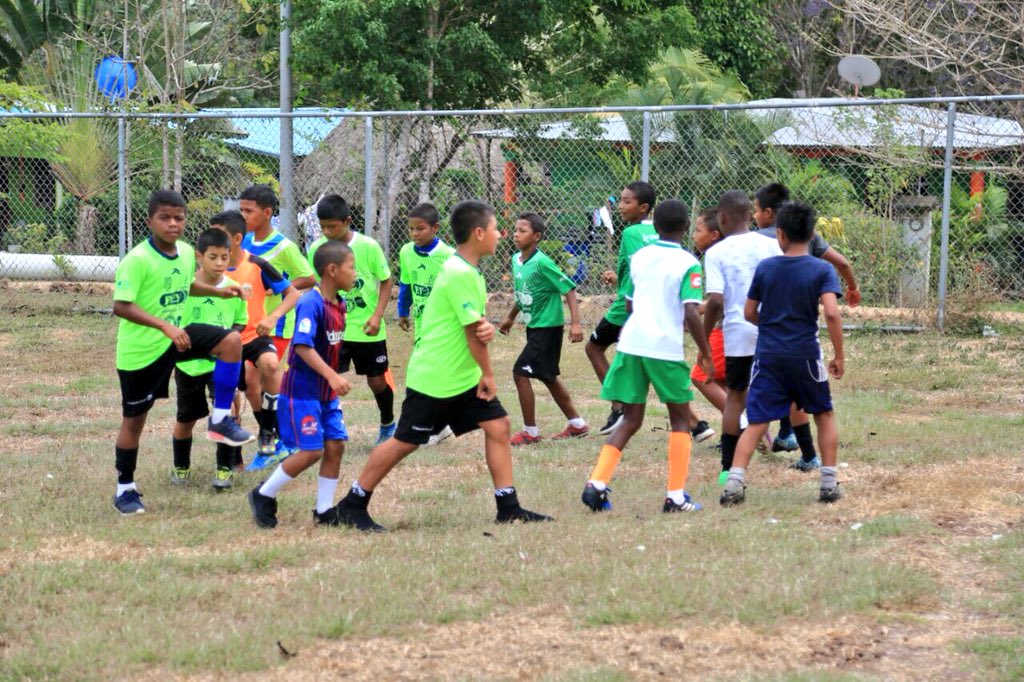 frc2987's tweet photo. Junto al club @Cordobacfsad 🇪🇸 realizamos visoria en Meteti, Darién para cientos de jóvenes olvidados y elegir los mejores para nuestras clínicas en provincia de Colon y luchar por una beca a España. @PresidenciaPma @minsegpanama @senafrontpanama #darien #meteti #cordoba ⚽️. https://t.co/Txralz6JLN