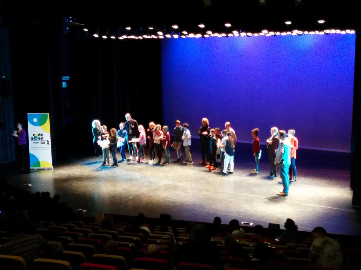 JTHofplein's tweet photo. De creatieve & inspirerende aanbevelingen van de jonge Rotterdammers voor de stad zijn bekend en worden binnenkort aan de nieuwe gemeenteraad overhandigd! #codegroen010 #kindercongres #thinkoutofthebox #toekomst #duurzaamheid #mvco @skvr @Maaspodium @gemeenteraad010 https://t.co/yGCc7oJOmw