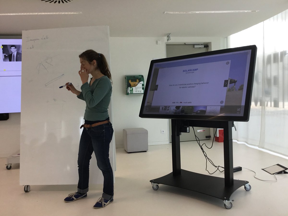 CM2_Vignettes's tweet image. Présentation du Solar Camp par Florence avec les voitures électriques XYT et la Fleur Solaire, qui tourne comme un tournesol. #tropsmart ! Et l’atelier fabrication de voitures solaires. Les élèves de Vign’Yeah’Team ont adoré ! @reCreationLab