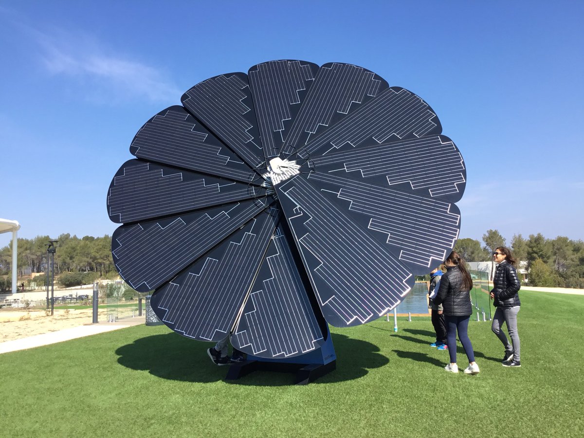 CM2_Vignettes's tweet image. Présentation du Solar Camp par Florence avec les voitures électriques XYT et la Fleur Solaire, qui tourne comme un tournesol. #tropsmart ! Et l’atelier fabrication de voitures solaires. Les élèves de Vign’Yeah’Team ont adoré ! @reCreationLab