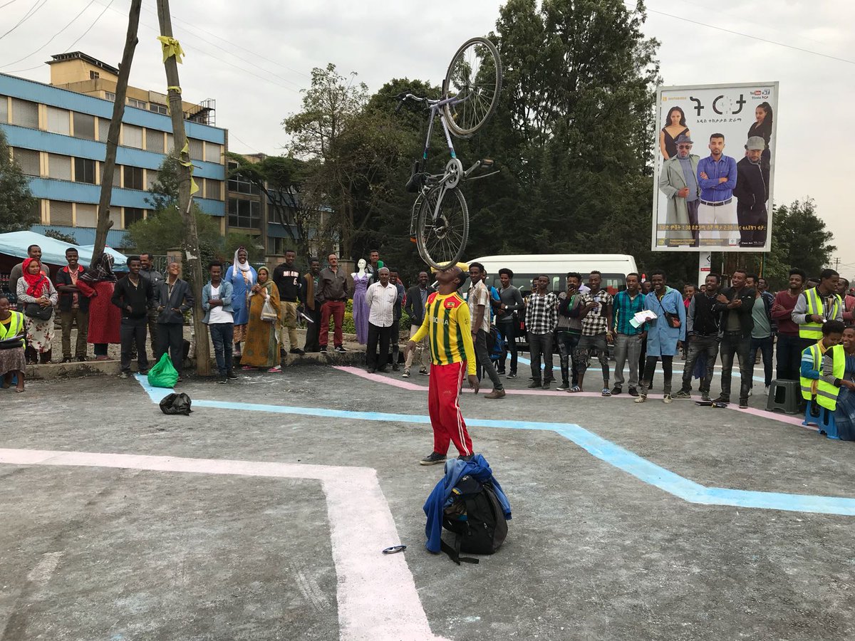 GlobalStreets's tweet image. #AddisAbbaba shows that good design works! Anbessa Zoo intersection is transformed from dangerous to desirable with interim materials. This new design brings people together &amp;amp; makes the intersection safer for all users.#SafeIntersectionsProgram @BloombergDotOrg @JSadikKhan @NACTO
