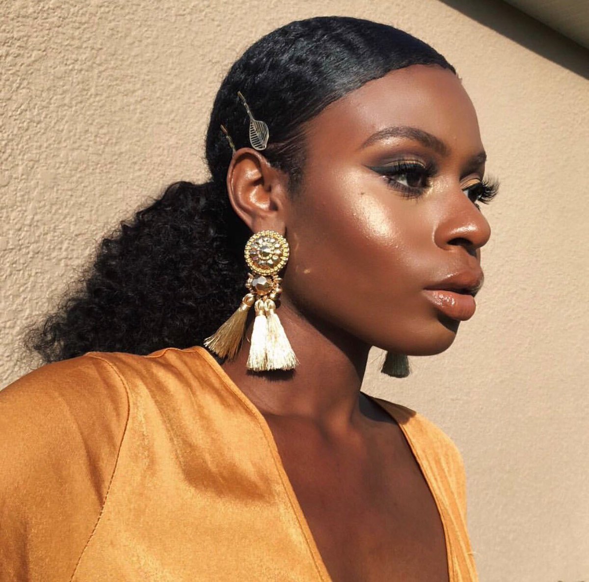 huenoir's tweet image. Highlights that are B L I N D I N G✨ @splendidbeauty_  is serving with this golden glamour look! Like this tweet if you love a good highlight? #MakeupMuse #BeautyInColor