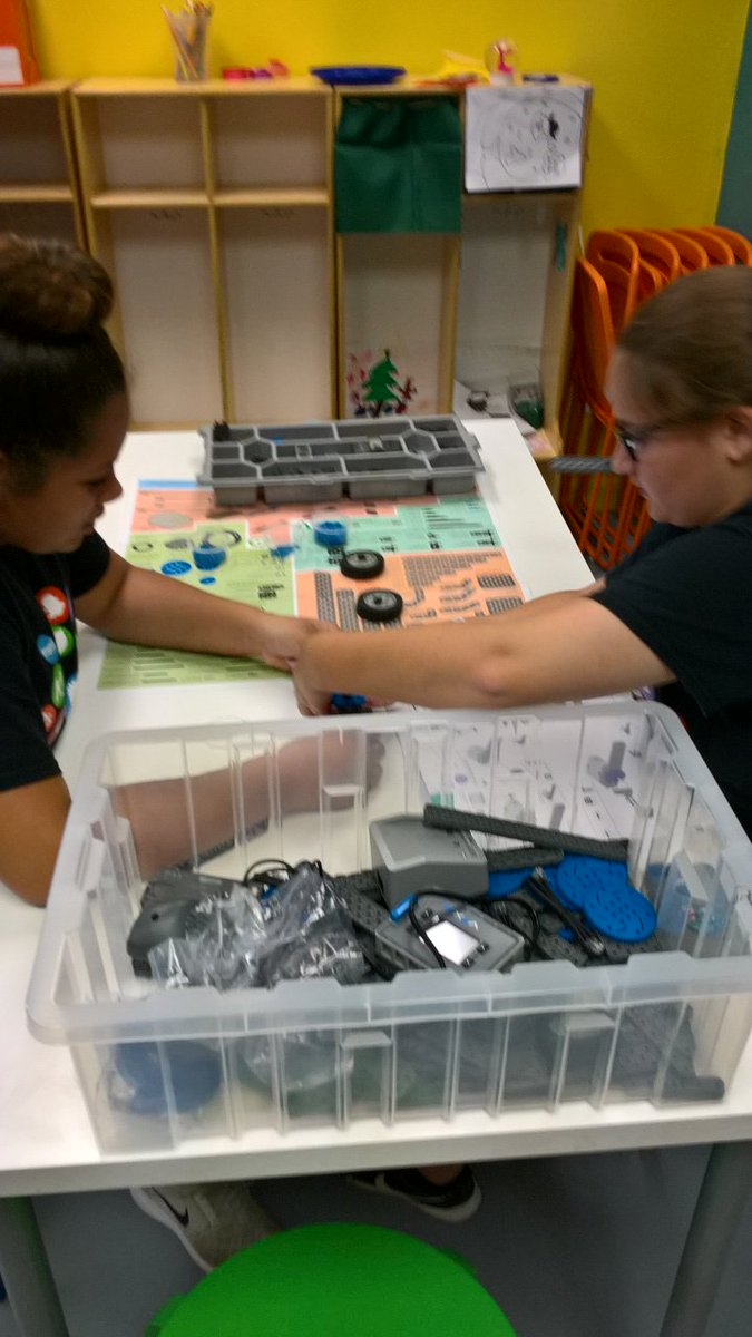 Mixed Media students building robots in the ibuildacademy collaboratory 
#rsmsgators #ibuildacademy